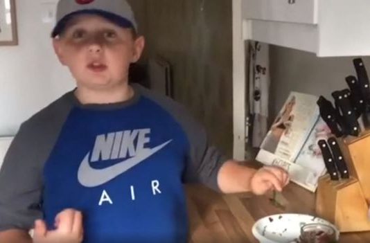 Después de sufrir bullying, este niño inspira a otros