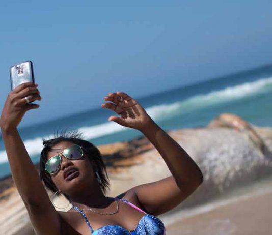 Se toman ‘selfies’ con cadáver de ballena en playa brasileña