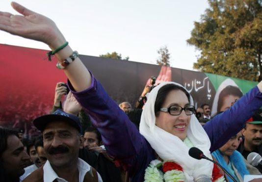 Cómo se encubrió el asesinato hace 10 años de Benazir Bhutto, la primera mujer en gobernar un país musulmán