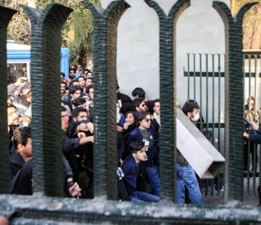 La muerte de una docena de personas en las protestas agrava la crisis iraní