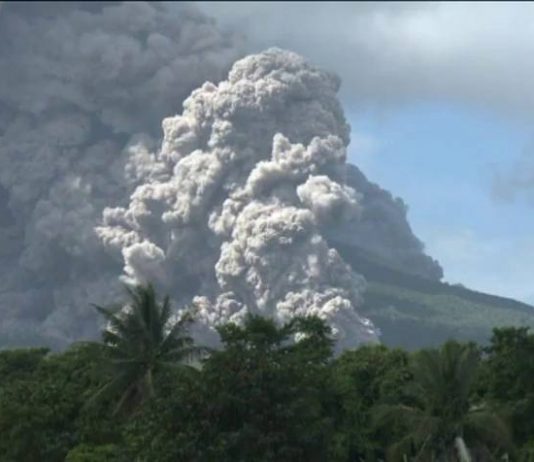 Peligrosa erupción volcánica provoca evacuación de más de 60 mil personas en Filipinas