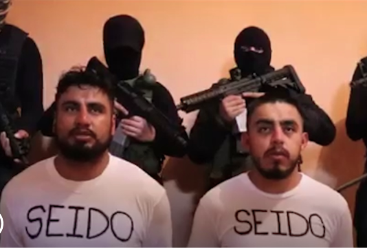 Armados con fusiles y con el rostro tapado: secuestro de dos policias