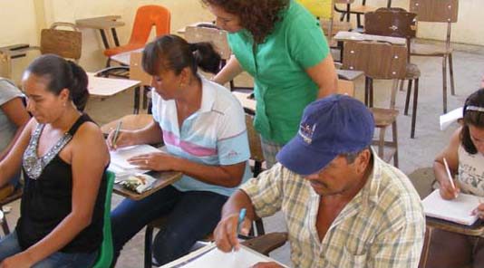 1.2 millones de mexicanos siguen en rezago educativo: INEA