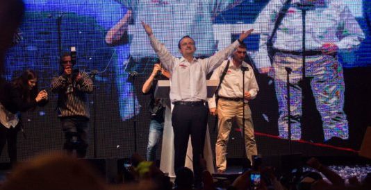 Le “llueven” críticas a Mikel Arriola por rechazar adopción entre parejas gay en CDMX