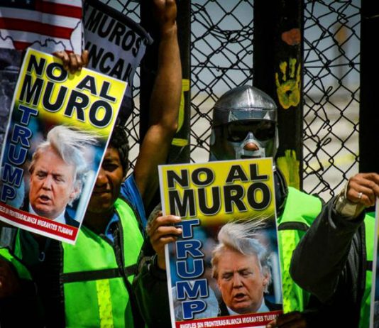 Activistas realizan insulto contra Trump en muro fronterizo