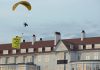 Este activista quiso enviarle un mensaje a Donald Trump… en paramotor