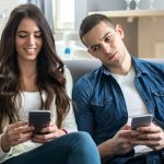 revisar-celular-de-pareja
