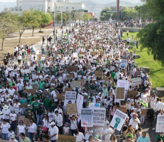 Marchan en Monterrey para exigir aire limpio