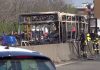 En Italia secuestran e incendian autobús con estudiantes, sin heridos.