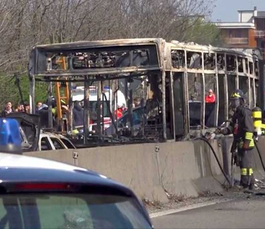 En Italia secuestran e incendian autobús con estudiantes, sin heridos.