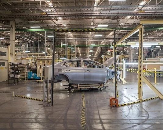 El coronavirus no remite, pero la reapertura de industria automotriz inicia