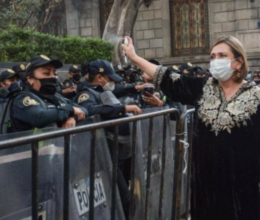 Xóchitl Gálvez rocía desinfectantes a policías