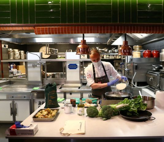Pagar 100 euros por comensal al no presentarse en el restaurante