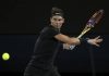 Novak Djokovic permanece retenido en Melbourne; denuncian caza política