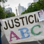 un-par-de-personas-en-la-calle-b859e087