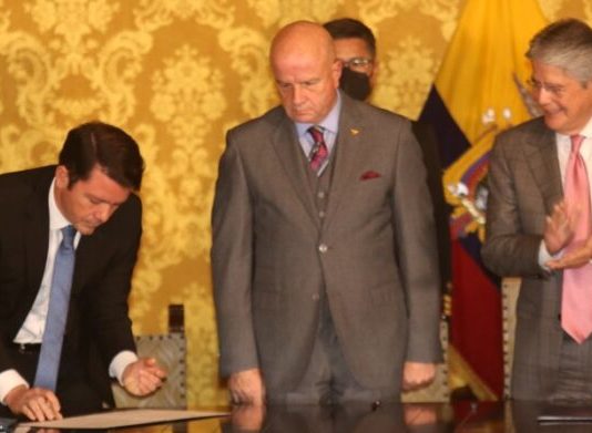 Gobierno enfrenta la crisis con división de política y seguridad