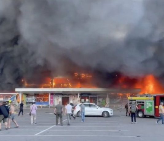 Cae misil ruso en centro comercial en Ucrania