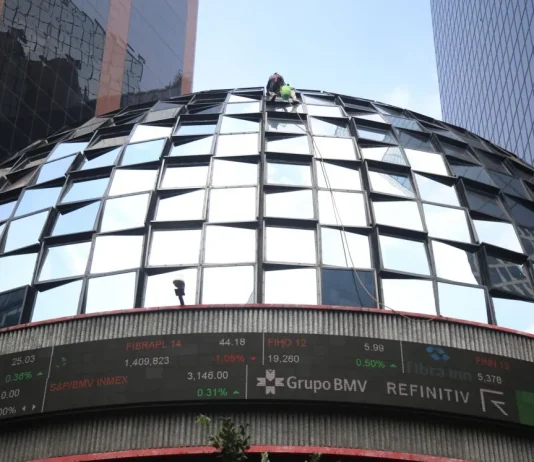 BMV abre con ligera caída previo a la decisión de política monetaria de Banxico