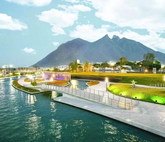 Regios organizan ‘baño masivo’ en el Paseo Santa Lucía