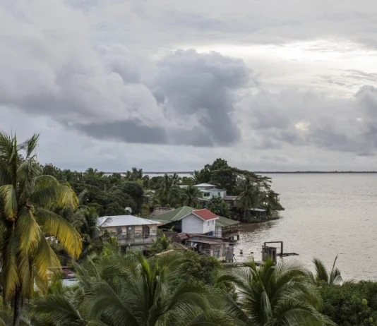 Bonnie se fortalece frente a México, pero se adentra en mar