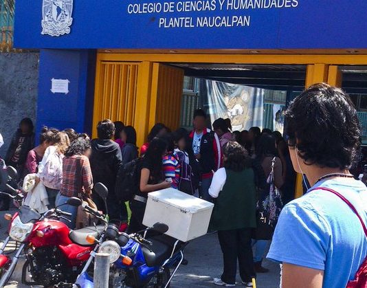 Grupo de personas lanzara petardos frente a la puerta del plantel CCH Naucalpan