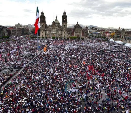Celebración en el Zócalo de la Ciudad de México para conmemorar el aniversario de la expropiación petrolera