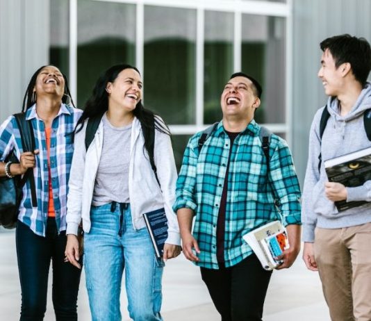 Prepárate para embarcarte en el emocionante viaje de encontrar tu carrera profesional