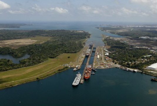 Canal de Panamá limitará el paso de buques como medida preventiva ante la sequía y El Niño, generando preocupación en la economía mundial