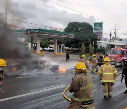 Violencia en Guerrero: Cuatro hombres asesinados y unidad de transporte incendiada en Chilpancingo