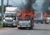 Hombres armados incendian vehículos durante bloqueo en Acapulco