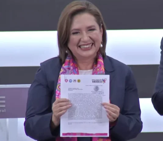Xóchitl Gálvez pide a AMLO sacar las manos de la elección en su registro formal ante el INE
