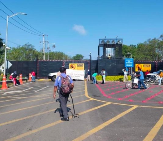 Maestros de la CNTE bloquean accesos al Aeropuerto de Oaxaca